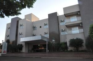 多拉杜斯Hotel Valencia的一座拥有许多窗户的大型建筑