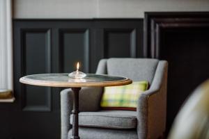 赫克瑟姆赫克瑟姆博蒙特酒店的椅子旁边的一张桌子上的蜡烛