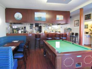 圣马洛Ker Annick的一间酒吧,在餐厅里设有台球桌