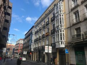 巴利亚多利德AIRVA: Apartamento Duque de la Victoria的街道上拥有建筑和人行道的城市街道