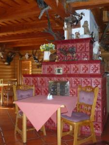 卢德维克夫灰熊旅馆的一间带桌椅和壁炉的用餐室