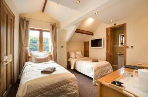 布里斯托Acorns Old Farm的酒店客房设有两张床和盥洗盆