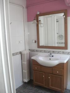 里贝斯的弗里瑟波塔德奴里亚旅馆的一间带水槽和镜子的浴室