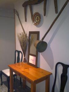 里贝斯的弗里瑟波塔德奴里亚旅馆的一张木桌,上面有花瓶