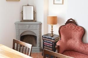 斯卡尔佩里亚Villa Torricelli Scarperia - Il Giardinetto Residence的客厅配有椅子和壁炉