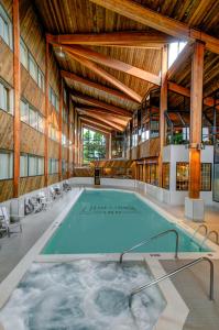 路易斯湖路易斯湖酒店 的大楼内的大型室内游泳池