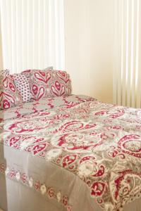 Mangilao代佩德罗之家别墅的床上有红色和白色的被子
