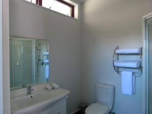 格雷默斯BeachView Motel的一间带水槽、卫生间和镜子的浴室