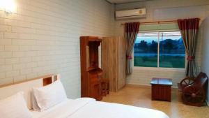 班武里府三个海湾度假酒店的一间卧室设有一张床和一个窗口