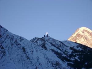 卡兹贝吉Homestay的雪覆盖的山顶上的人