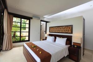 BanjarVilla Baruna的一间卧室设有一张大床和一个大窗户