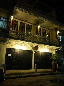 曼谷皇家查亭度假村酒店的一间房子,晚上有两扇车库门