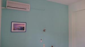 波罗斯Poros House Hotel的墙上有空调的房间