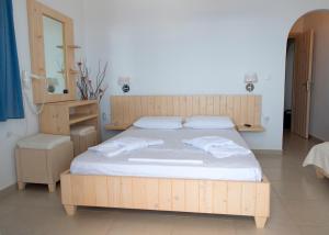 伊拉克利亚岛Villa Meltemi的一间卧室配有一张带毛巾的木床