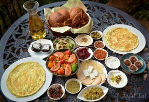 埃米瑞姆依瑞兹夏格利 - 加利利土地乡村民宿的餐桌上满是不同种类食物的桌子