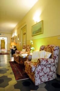 佛罗伦萨Bellevue House Affittacamere的客厅配有两把椅子和一张桌子
