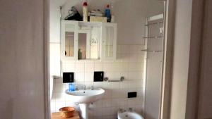 巴尔加科达提旅馆的白色的浴室设有水槽和镜子