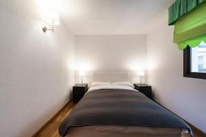 马德里Prado Museum Air的一间卧室配有一张带2个床头柜的大床