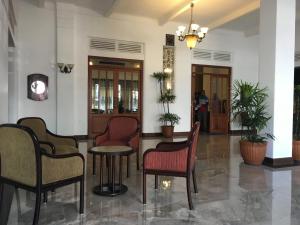 科伦坡夏利马尔酒店的大楼内带桌椅的大堂