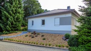 开姆尼茨Ferienhaus im Erzgebirge的一个小白色房子,有车道