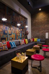 塞伦塞伦酒店的客厅配有沙发和色彩缤纷的枕头。