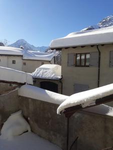 恩特拉奎La Tana Del Lupo的一座房屋的雪盖屋顶