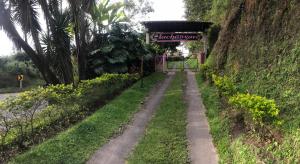 金巴亚Finca Machangara的山坡上带有标志的土路