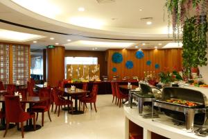 Jiangning南京东航华美达酒店的餐厅内带桌椅的用餐室