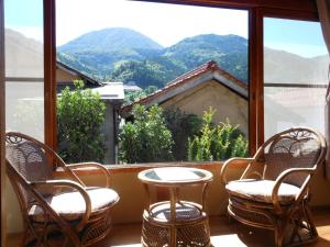 津和野町明月照门帘旅馆的山景阳台,配有椅子。