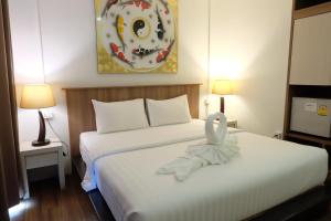 丽贝岛A加旅舍的一间酒店客房,配有一张带毛巾的床