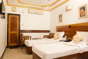 加尔各答白屋酒店的一间酒店客房,房间内设有两张床