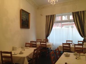 柏林多尔玛旅馆酒店 的一间带桌椅的用餐室和窗户。