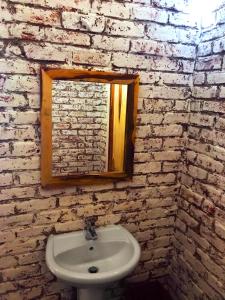 DeteGwango Heritage Resort的一间带白色水槽和砖墙的浴室
