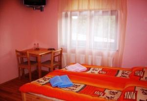 姆尔斯拉格斯海燕旅馆的客房设有两张床、一张桌子和一扇窗户。