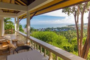 拉迈Seaview Paradise Mountain Holiday Villas Resort的海景阳台