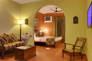 巴加普莱德桑村温泉度假酒店的酒店客房,配有床和沙发