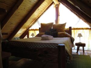 圣卡洛斯-德巴里洛切Paraiso Bariloche的小木屋内一间卧室,配有一张床