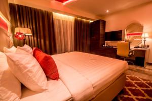 马斯喀特卡内连荣耀鲍尔酒店的配有一张床和一张书桌的酒店客房