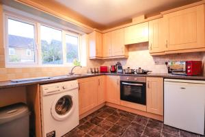 威森肖Royal Oak Home的厨房配有洗衣机和洗衣机。