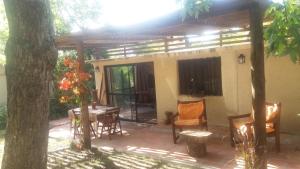 埃斯特角城Los Mochos Portezuelo的房屋设有带桌椅的庭院