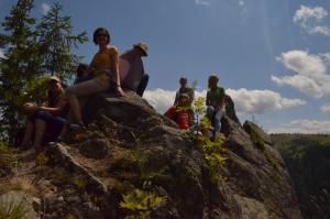 马里瑟尔Pensiunea Popasul Iancului的一群人坐在岩石上
