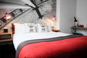 伦敦惠灵顿酒店的一间卧室配有一张带红色毯子的大床
