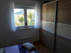 莫斯塔尔Little Mostar house的一间卧室设有一张床和一个窗口