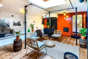 阿姆斯特丹阿斯利漂浮船屋的客厅配有椅子和沙发。