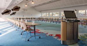 伊卢利萨特北极酒店的教室,带桌椅和台上电脑