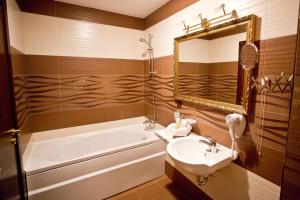 卡赞勒克钻石酒店的带浴缸、水槽和浴缸的浴室