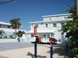 新士麦那海滩Paradise In New Smyrna Beach Florida的建筑物前的停车计数器