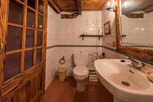 Tajace de AbajoCasa Elvira的浴室配有白色卫生间和盥洗盆。