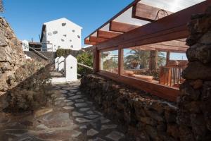 Isora卡萨阿布恩拉玛丽亚度假屋的石屋,设有石墙和窗户