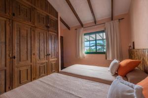 Isora卡萨阿布恩拉玛丽亚度假屋的一间设有床铺和窗户的大卧室